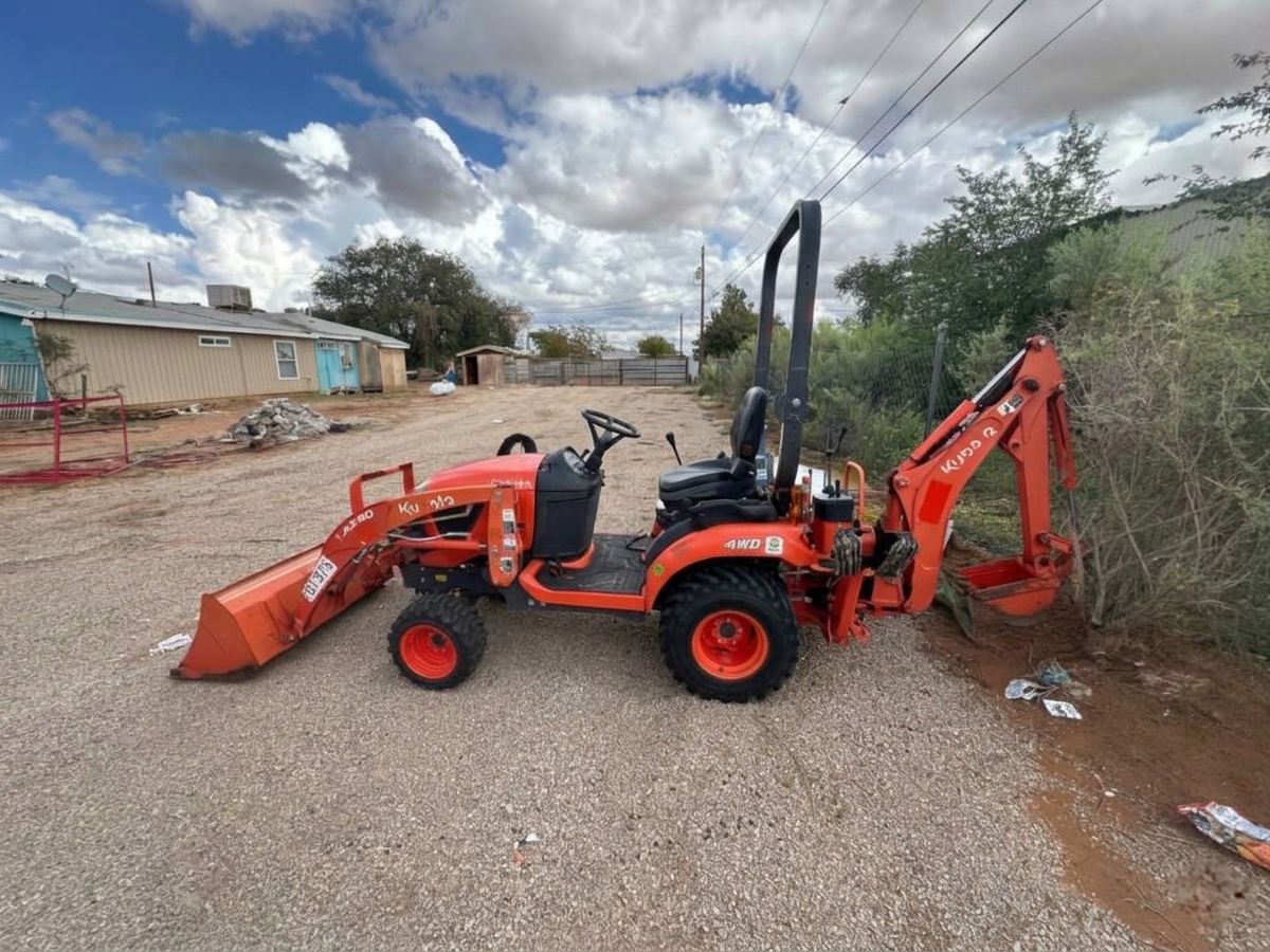 Tractor compacto Kubota BX23S 4WD con cargador y retroexcavadora en renta por d&iacute;a en El Paso, Texas