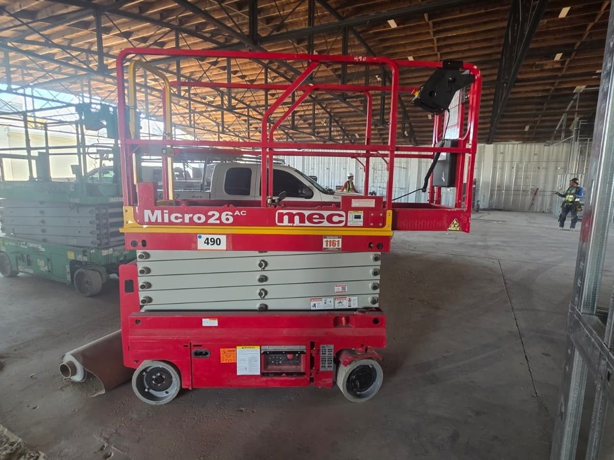 Plataforma de tijera eléctrica MEC Micro 26 en renta por día en El Paso, Texas